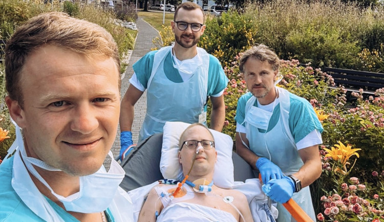 Po měsíci v umělém spánku poprvé na vzduchu. Zdravotníci z ARO potěšili pacienta výletem