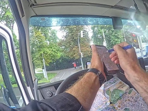 Polský kamion se ztratil v centru a uvízl na chodníku, strážníci mu věnovali mapu