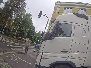 Polský kamion se ztratil v centru a uvízl na chodníku, strážníci mu věnovali mapu