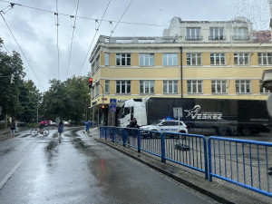 Polský kamion se ztratil v centru a uvízl na chodníku, strážníci mu věnovali mapu