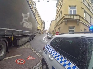 Polský kamion se ztratil v centru a uvízl na chodníku, strážníci mu věnovali mapu