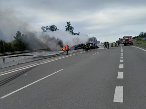 Hořící kamion kompletně zablokoval dálnici D3