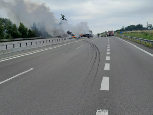 Hořící kamion kompletně zablokoval dálnici D3