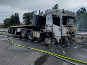 Hořící kamion kompletně zablokoval dálnici D3
