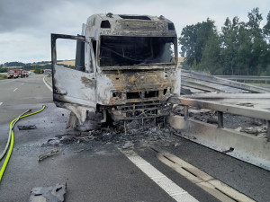 Hořící kamion kompletně zablokoval dálnici D3