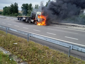 Hořící kamion kompletně zablokoval dálnici D3