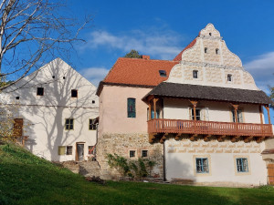 Tvrz Mladějovice vyhrála, gloriet a kaple také bodovaly. Kraj ocenil opravu památek