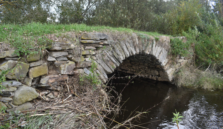 Jednoobloukový kamenný mostek v osadě Olšina