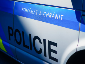 Nezletilí chlapci vzali auto a bourali s ním. Pro jednoho letěl vrtulník
