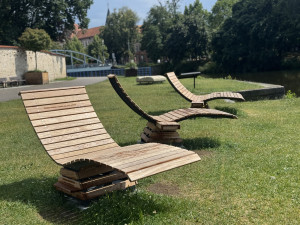 Lehátka u řeky si lidé užívají. Lákají ale i lidi bez domova