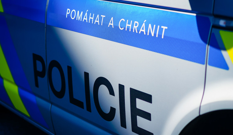 Nezletilí chlapci vzali auto a bourali s ním. Pro jednoho letěl vrtulník