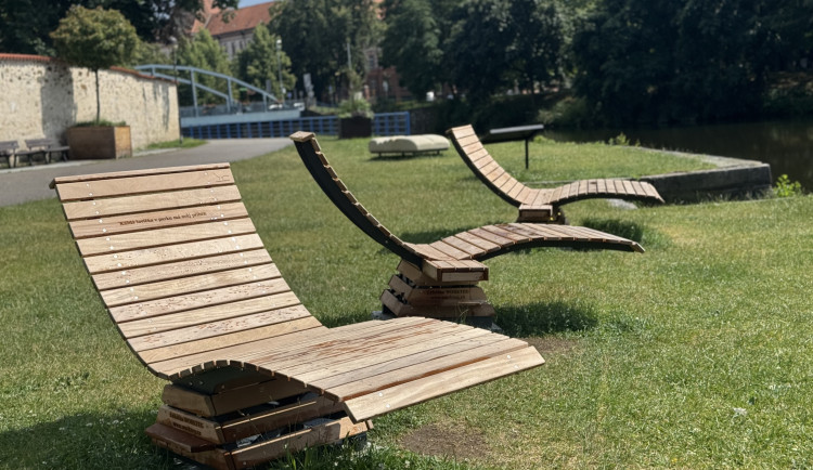 Odpočinková místa ve městě chce radnice přidávat. Zvýšila i jejich údržbu