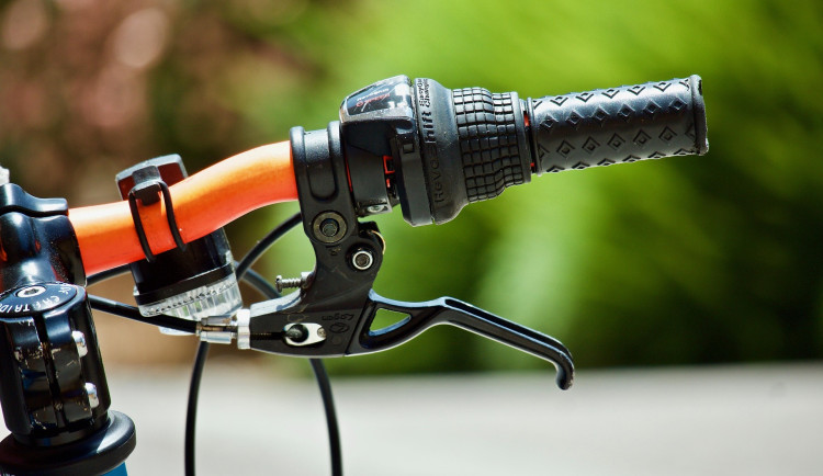 Cyklista v Hejnicích srazil chodkyni a ujel. Policie hledá svědky události