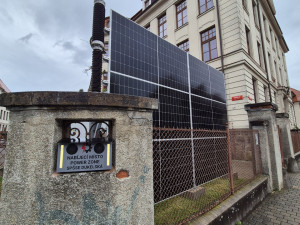 Nabít si mobil přímo na ulici? Zajděte k nové dobíjecí stanici v Dukelské