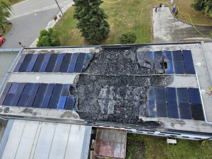 Ve Slapech hoří obchodní dům, oblohu pohltil černý kouř