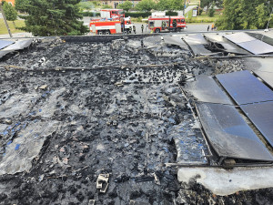 Ve Slapech hoří obchodní dům, oblohu pohltil černý kouř