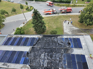 Ve Slapech hoří obchodní dům, oblohu pohltil černý kouř
