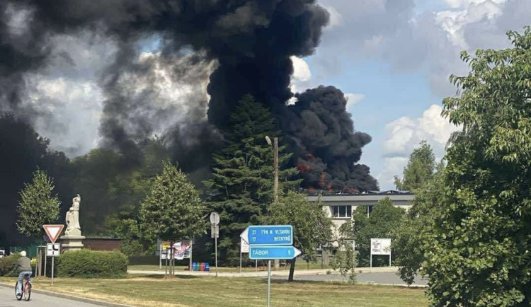 Ve Slapech hoří obchodní dům, oblohu pohltil černý kouř