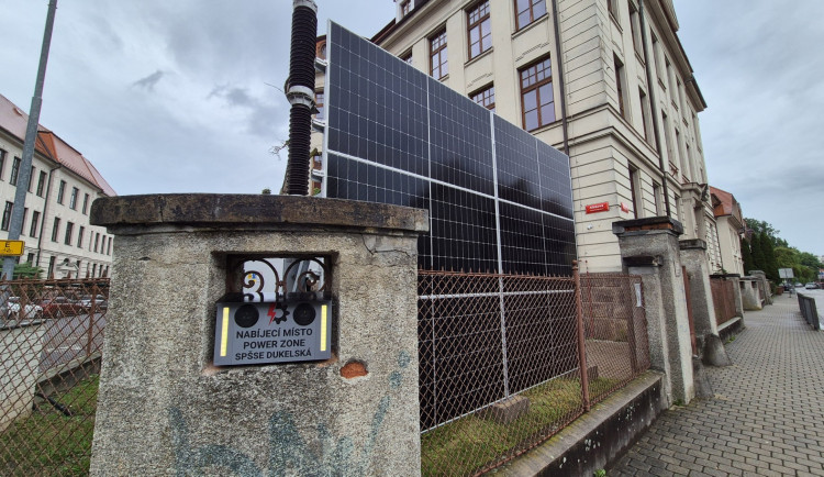 Veřejná dobíjecí stanice v Dukelské ulici