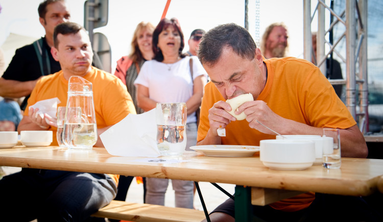Maxijedlík opět úřadoval. Na jihu Moravy spořádal přes dvě kila ovocných knedlíků