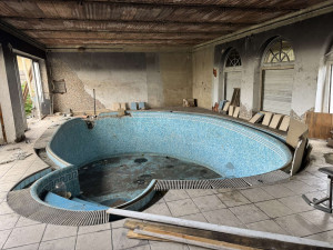 Ohořelá vila je noční můrou sousedů, problematický majiteli chce přestavět na obchodní dům