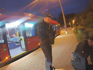 Řidič MHD se snažil probudit spícího muže. Ten ho zbil