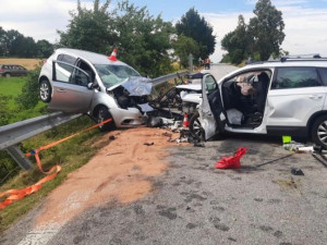 Na Jindřichohradecku se srazila dvě auta. Jeden člověk zemřel, další tři se zranili