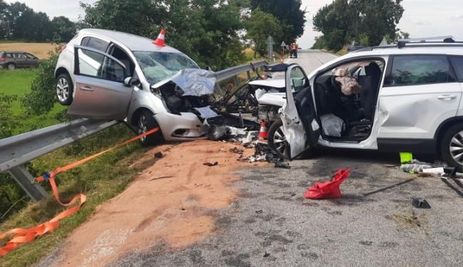 Na Jindřichohradecku se srazila dvě auta. Jeden člověk zemřel, další jsou zranění