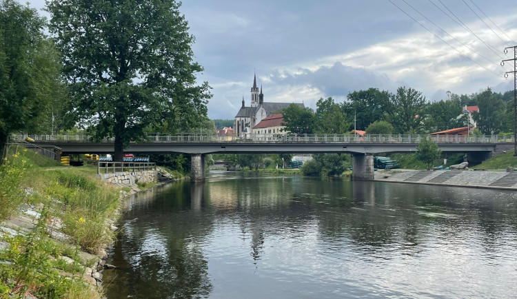 Prázdné kempy a vylidněná Vltava. Poslední dny vodácké sezóně nepřejí
