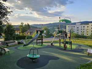 Hřiště Nad Pekárnou se kompletně otevřelo, děti láká nové pískoviště i ovál