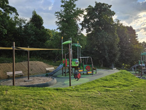 Hřiště Nad Pekárnou se kompletně otevřelo, děti láká nové pískoviště i ovál