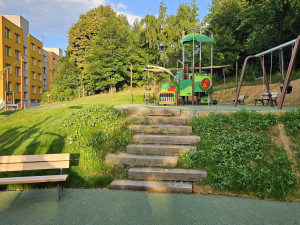 Hřiště Nad Pekárnou se kompletně otevřelo, děti láká nové pískoviště i ovál