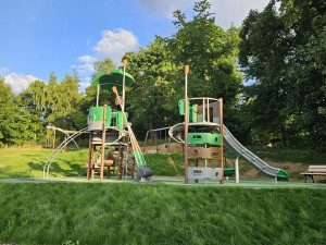 Hřiště Nad Pekárnou se kompletně otevřelo, děti láká nové pískoviště i ovál