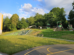 Hřiště Nad Pekárnou se kompletně otevřelo, děti láká nové pískoviště i ovál
