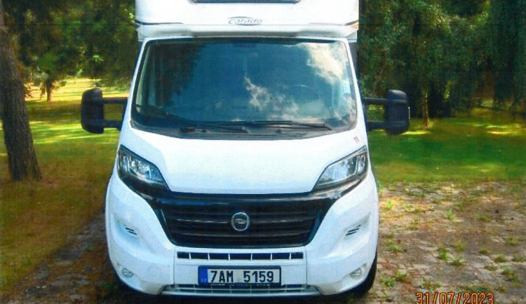 Po karavanu se slehla zem. Policie hledá nejen vůz, ale i zloděje