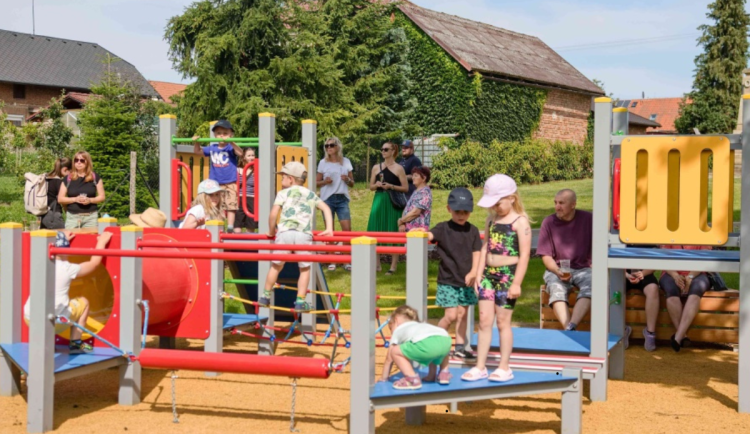 Modernizace hřiště v Mokrovousech: Nové herní prvky pro děti i dospělé