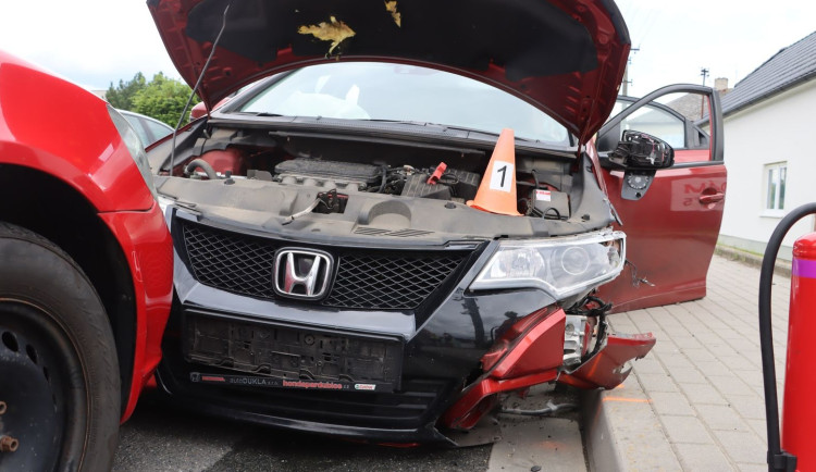 Moucha otravovala řidiče, až se v Pňovicích srazil se dvěma vozy. Škoda je 300 tisíc korun