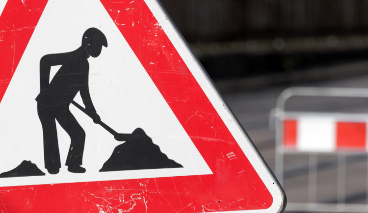 Sokolská ulice v Červeném Kostelci se jen tak neotevře. Máme tu komplikace, hlásí silničáři