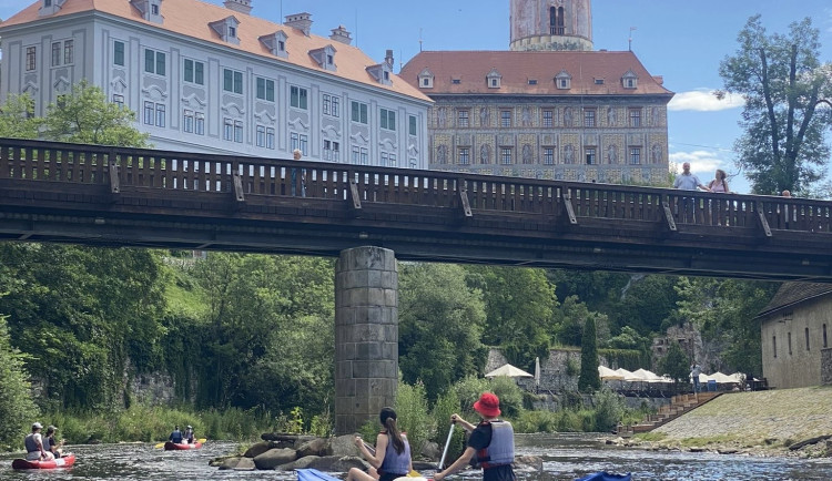Alkohol, krádeže a neznalost řeky patří k největším rizikům při splouvání Vltavy