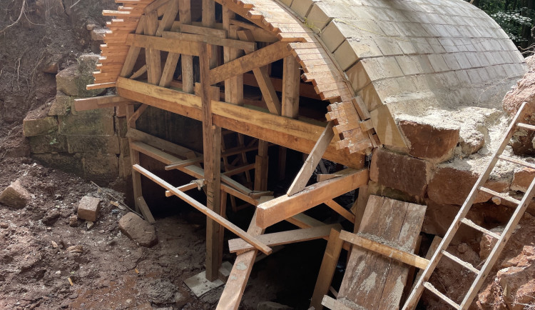 V Debrném vzniká nový most, který obnoví historický ráz obce