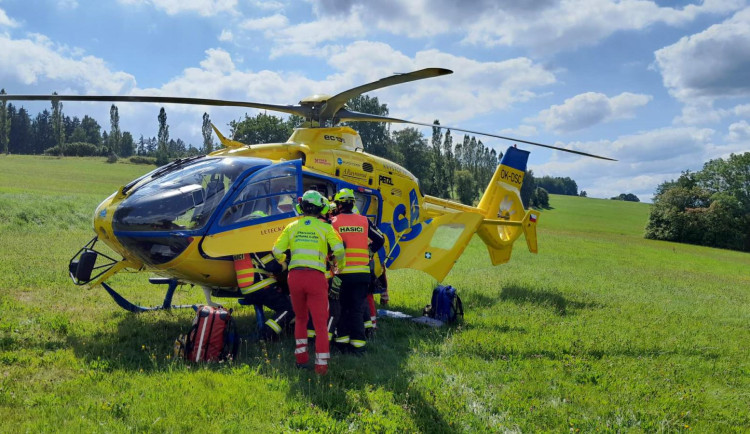 Dvě nehody motorkářů za víkend. Oba zraněné transportoval do nemocnice vrtulník