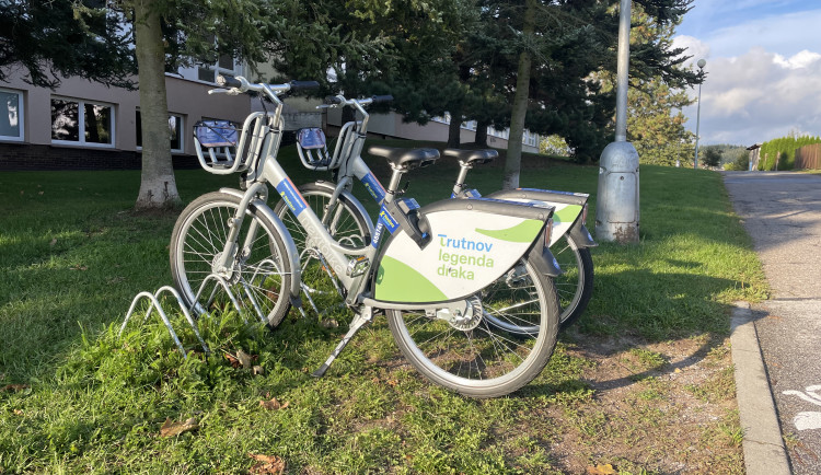 Trutnov rozšířil síť sdílených kol. Radnice přidala další stanoviště