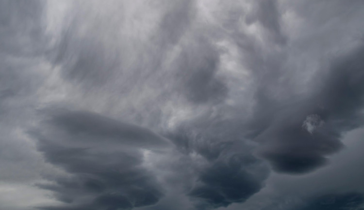 Po tropickém víkendu přichází ochlazení, teploty klesnou na 25 stupňů