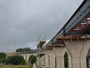 Stavbě dálnice nepřeje počasí. I tak jdou ale práce podle hamornogramu