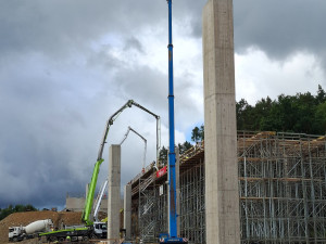 Stavbě dálnice nepřeje počasí. I tak jdou ale práce podle hamornogramu