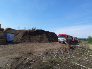 U Dívčic už druhý den hoří štěpka pro českobudějovickou teplárnu