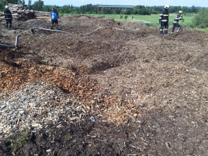 U Dívčic už druhý den hoří štěpka pro českobudějovickou teplárnu