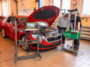 Vzdělání, které jede na plný výkon: VOŠ ČB nabízí obory pro techniky nové generace