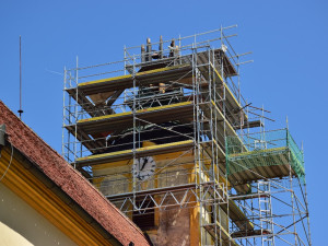 V Ledenicích dokončují opravu kostelní věže, poničila ji vichřice