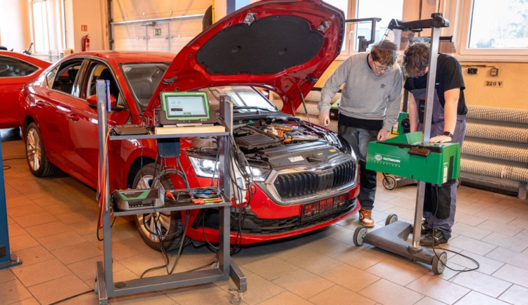 Vzdělání, které jede na plný výkon: VOŠ ČB nabízí obory pro techniky nové generace